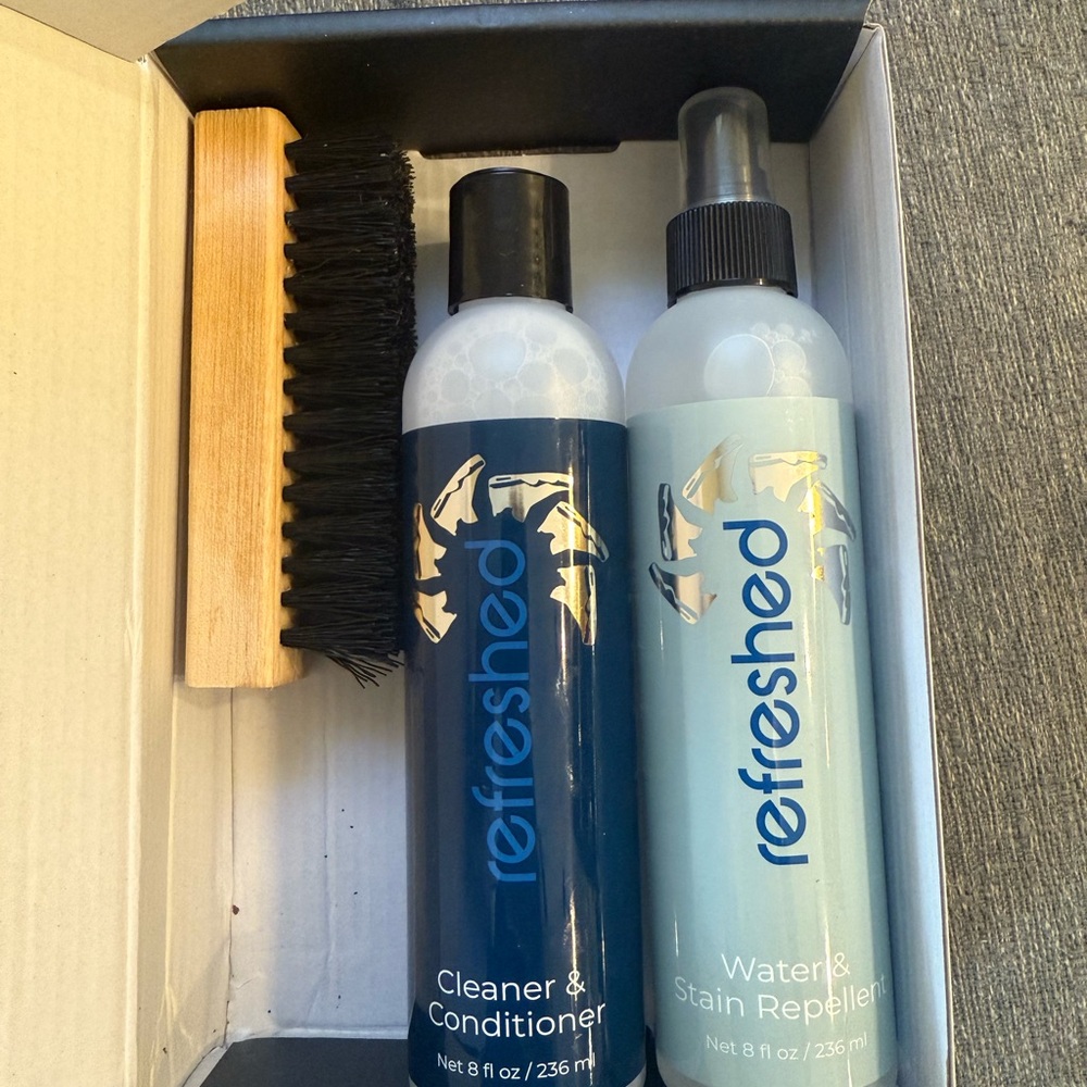 Jordan 4 royalty men’s 11.5 with shoe cleaner kit - Picture 2 of 12